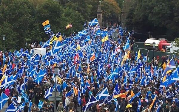 A crowd marches through the streets of Edinburgh on Saturday in support of Scottish independence. - Sputnik International
