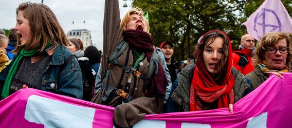 Protesters block a bridge to mark the beginning of the Extinction Rebellion protests in Amsterdam, on October 7, 2019 Protesters block a bridge to mark the beginning of the Extinction Rebellion protests in Amsterdam, on October 7, 2019 - Sputnik International
