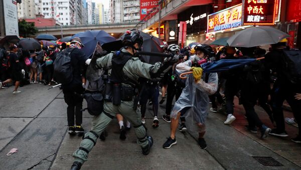 A riot police officer clashes with a protester during an anti-government rally in central Hong Kong, China October 6, 2019 - Sputnik International