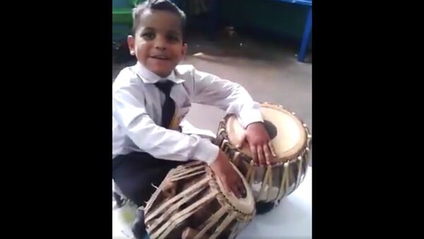 See how this little boy plays folk tunes of four provinces of Pakistan on a tabla - Sputnik International