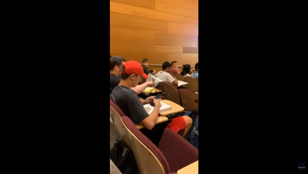 US Student Fries Egg While Seated in Class Lecture - Sputnik International