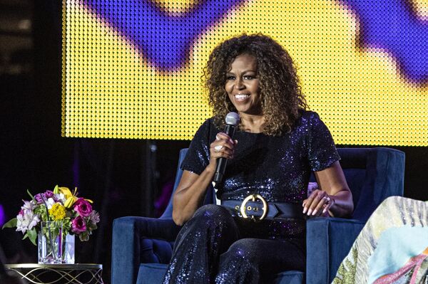 Michelle Obama Says at Times She Itched to 'Push Barack Out of the Window' - Sputnik International