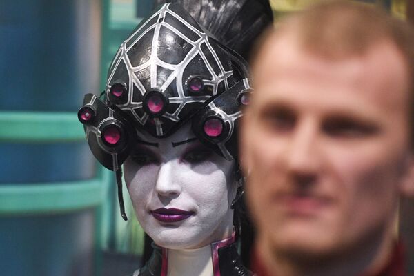 A visitor and a cosplayer during the IgroMir 2019 exhibition in Moscow - Sputnik International
