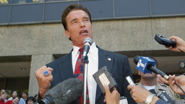 Arnold Schwarzenegger makes a fist will talking outside the Los Angeles County registrar's office in Norwalk. Calif., Thursday, Aug. 7, 2003, after picking-up candidacy papers for the California gubernatorial recall election slated for early October. - Sputnik International