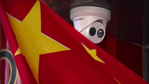 A Chinese flag hangs near a Hikvision security camera outside of a shop in Beijing, Tuesday, Oct. 8, 2019 - Sputnik International