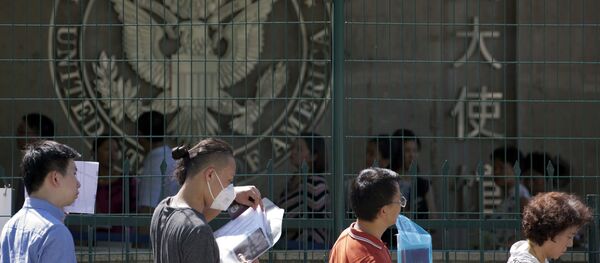 Visa applicants wait to enter the U.S. Embassy in Beijing, China, Thursday, July 26, 2018 - Sputnik International