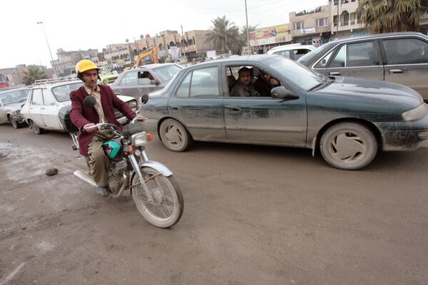 Iraqi postman Abu Ali rides through Baghdad, 09 January 2007.  - Sputnik International