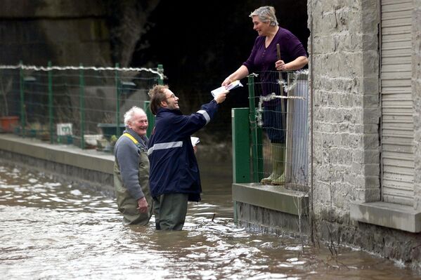 The postman goes on with his round despite floods in the village of Chanxhe, near Liege,  28 January 2002, after heavy rains caused floods in many areas of Belgium. - Sputnik International