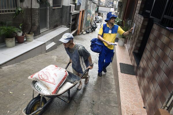 A Brazilian postman delivers letters in Rocinha slum in Rio de Janeiro on October 4, 2013.  - Sputnik International