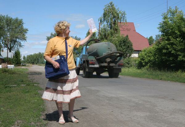 A postwoman brings mail to residents of Borovoye village in Russia's Novosibirsk region. - Sputnik International