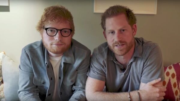 Prince Harry and Ed Sheeran Team up in Hilarious Sketch for World Mental Health Day - Sputnik International