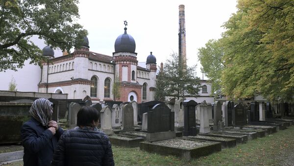 People stay in front of a synagogue in Halle, Germany, Thursday, Oct. 10, 2019 - Sputnik International