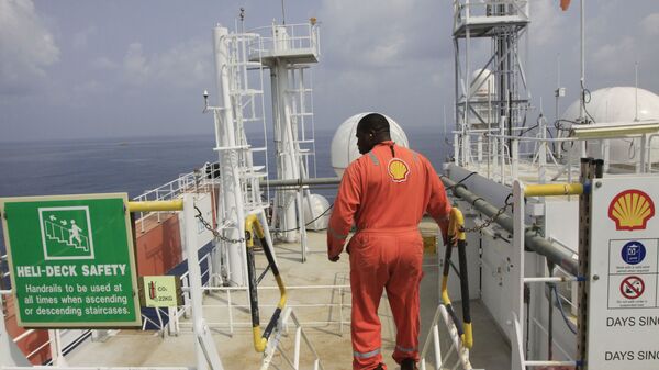 An unidentified Shell worker aboard the  Bonga offshore oil vessel off the coast of Nigeria, file photo. - Sputnik International
