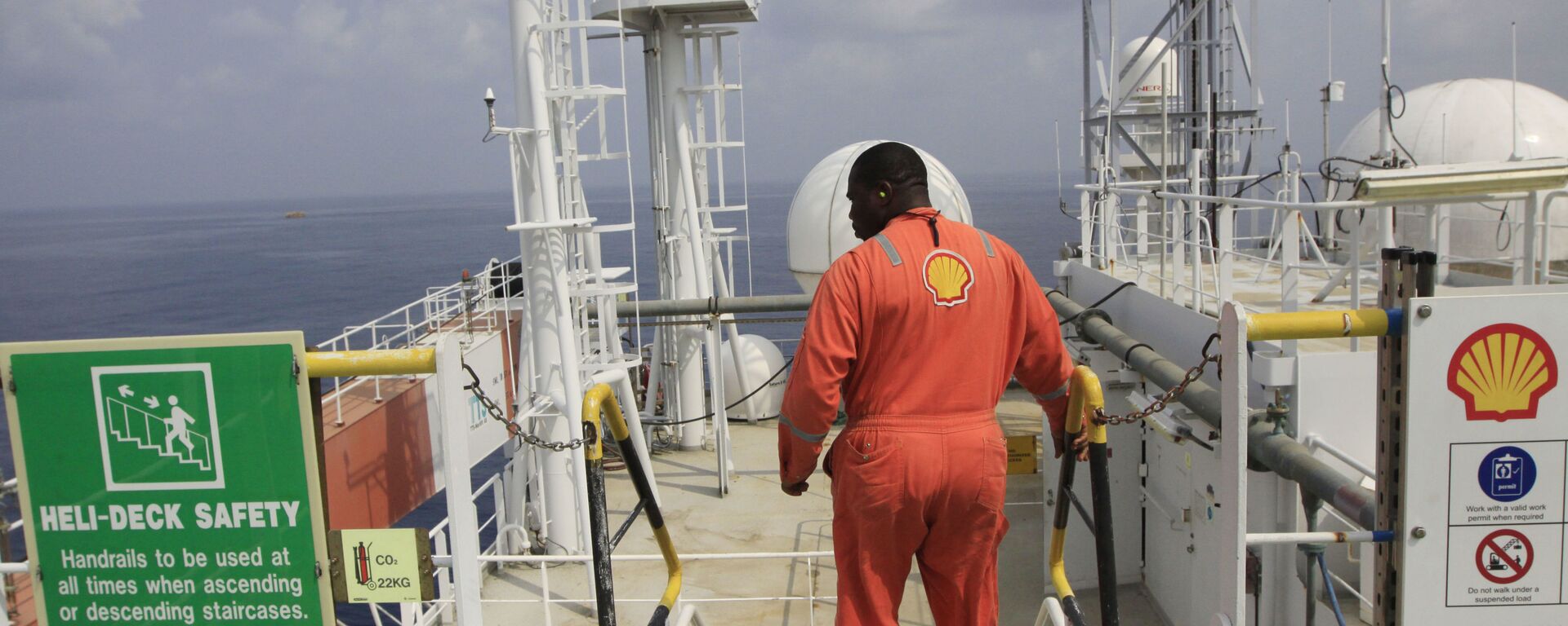 An unidentified Shell worker aboard the  Bonga offshore oil vessel off the coast of Nigeria, file photo. - Sputnik International, 1920, 18.04.2022