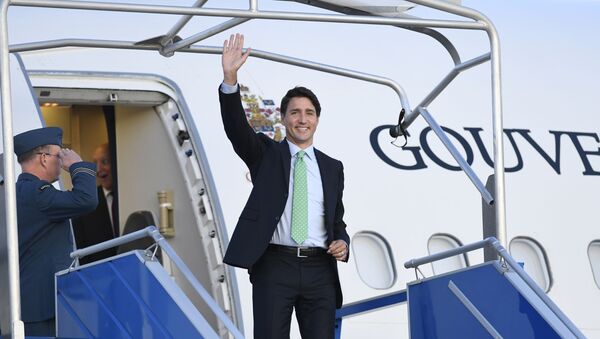Canadian Prime Minister Justin Trudeau waves as he arrives in Biarritz, south-west France on August 23, 2019, on the eve of the annual G7 Summit - Sputnik International