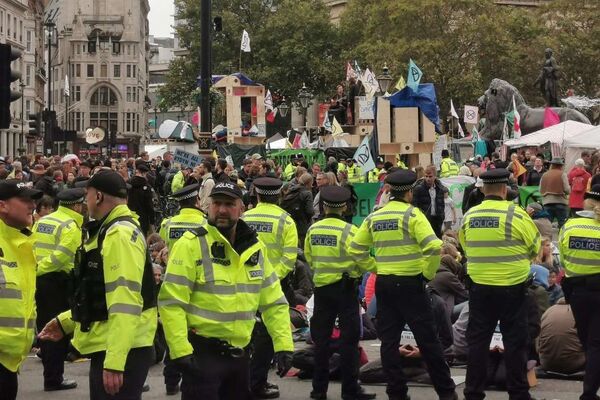 Police form a cordon around Extinction Rebellion protestors blocking roads around Trafalgar Square on Friday, 11 October 2019 - Sputnik International