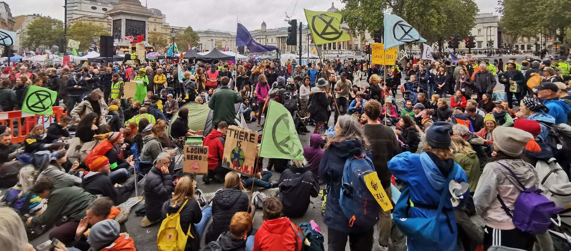 Extinction Rebellion activists block a major thruway to obstruct traffic during a major rally near Trafalgar Square in London, UK on Friday, 11 October 2019 - Sputnik International, 1920, 24.08.2021