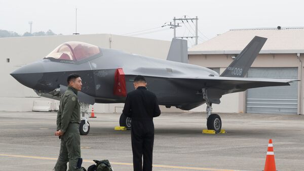 A South Korean fighter pilot (L) stands next to his F-35 stealth fighter during a ceremony to mark the 71st Armed Forces Day at the Air Force Base in Daegu, South Korea, October 1, 2019 - Sputnik International