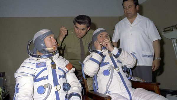 Soviet cosmonauts Alexei Leonov (left) and Valery Kubasov - Sputnik International