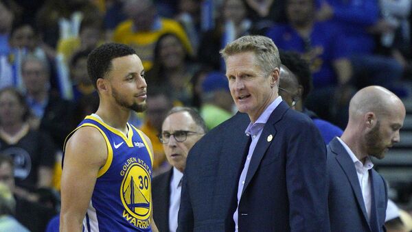 Golden State Warriors guard Stephen Curry (30) talks to Golden State Warriors head coach Steve Kerr during a time out in the second half of an NBA basketball game Sunday, March 31, 2019 - Sputnik International