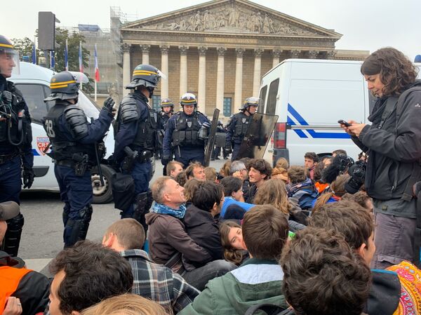 ‘Nudie Parade’ Unleashed in Australia as Protesters Strip Down in Bid to Tackle Climate Change ‘Nudie Parade’ Unleashed in Australia as Protesters Strip Down in Bid to Tackle Climate Change - Sputnik International