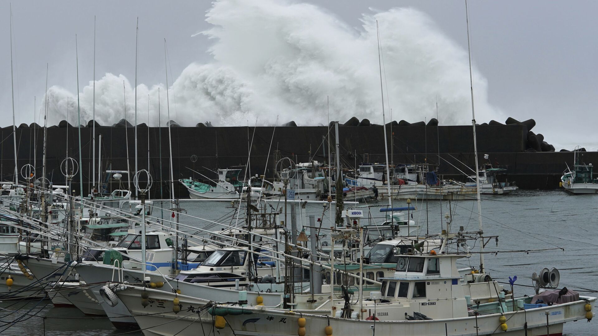 Surging waves hit against the breakwater behind fishing boats as Typhoon Hagibis approaches at a port in town of Kiho, Mie prefecture, central Japan Saturday - Sputnik International, 1920, 23.03.2023