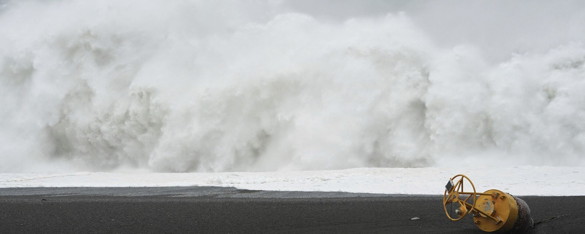 A buoy lies on a beach is seen in front of surging waves as Typhoon Hagibis approaches in Kumano, Mie prefecture, central Japan Saturday - Sputnik International, 1920, 03.09.2022