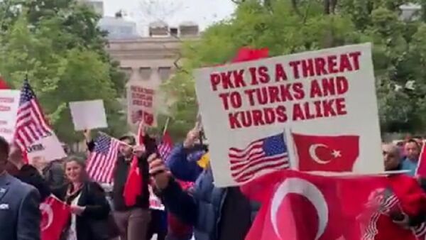 Dozens of people on Sunday, 13 October 2019, gathered in the vicinity of the White House in Washington DC to protest the Trump administration's stance on the ongoing Turkish military offensive in northern Syria. - Sputnik International