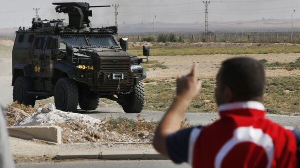 A Turkish police armoured vehicle patrols the border between Turkey and Syria in Akcakale, Sanliurfa province, southeastern Turkey - Sputnik International