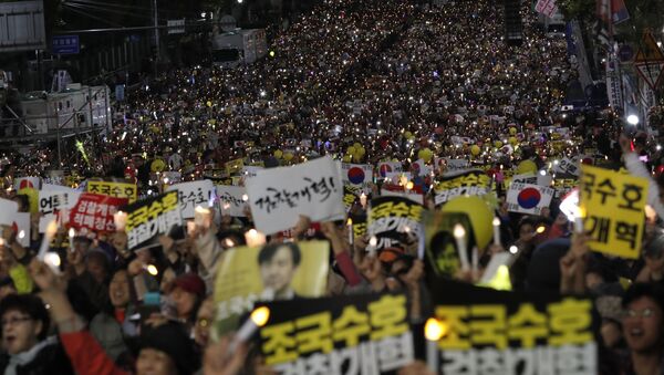 Pro-government supporters hold candles during a rally supporting Justice Minister Cho Kuk in Seoul - Sputnik International