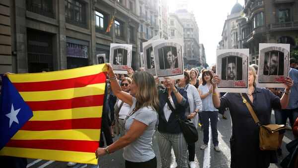 People holding an Estelada (Catalan flag) and pictures of Catalan politicians as they walk through Via Laetana Avenue during a protest after a verdict in a trial over a banned independence referendum, in Barcelona, Spain October 14, 2019 - Sputnik International