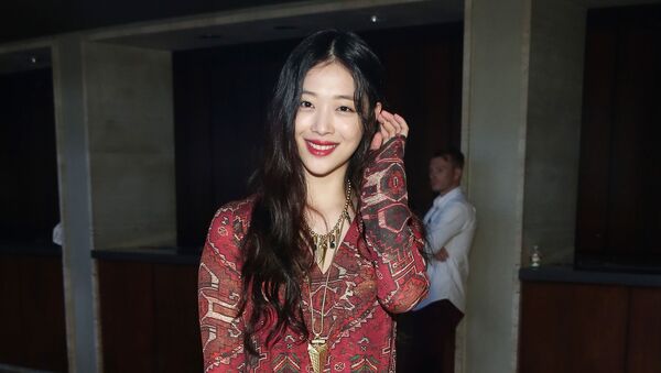 NEW YORK, NY - SEPTEMBER 15: Singer Sulli attends Tory Burch Spring 2016 at Avery Fisher Hall at Lincoln Center for the Performing Arts on September 15, 2015 in New York City - Sputnik International
