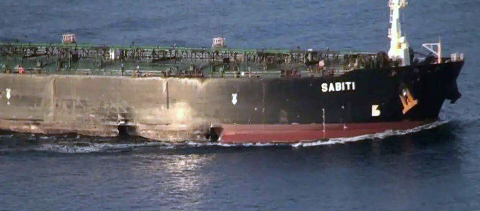 A damage is seen on Iranian-owned Sabiti oil tanker sailing in the Red Sea, October 13, 2019. Picture taken October 13, 2019. - Sputnik International, 1920, 21.10.2019