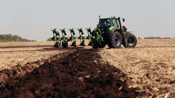 A participant of the regional stage of Best in Profession national professional skill contest in Crimea during the plowing quality and precision driving competition among tractor drivers - Sputnik International