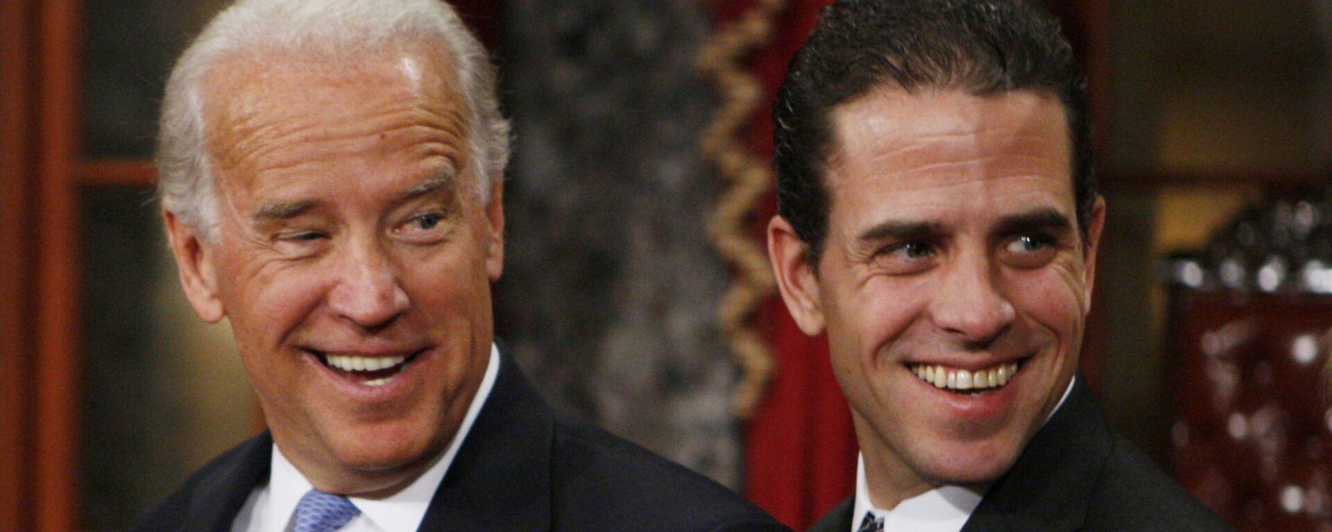 Vice President-elect, Sen. Joe Biden, D-Del., left, stands with his son Hunter during a re-enactment of the Senate oath ceremony, Tuesday, Jan. 6, 2009, in the Old Senate Chamber on Capitol Hill in Washington - Sputnik International, 1920, 10.10.2020