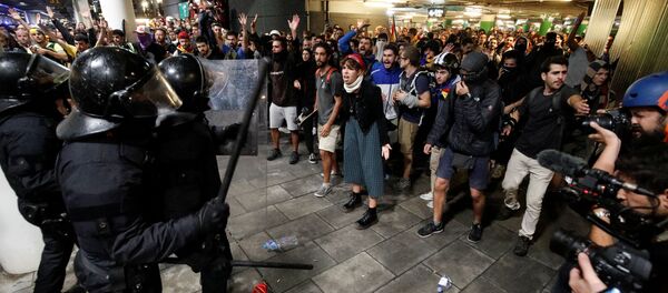 Protesters clash with police officers as they demonstrate at the airport, after a verdict in a trial over a banned independence referendum, in Barcelona, Spain October 14, 2019 - Sputnik International