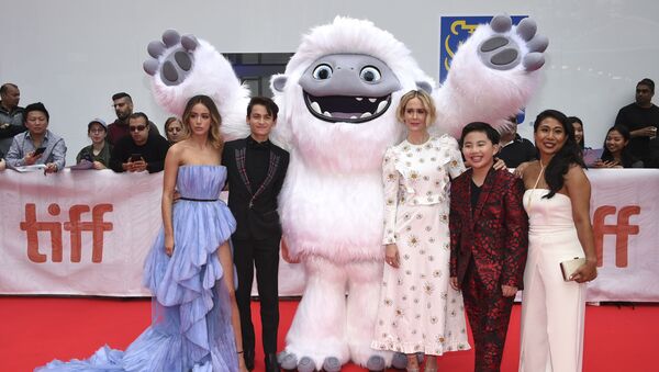 Actors Chloe Bennet, from left, Tenzing Norgay Trainor, Sarah Paulson, Albert Tsai and Michelle Wong pose with the character Everest from Abominable during the film's premiere on day three of the Toronto International Film Festival at Roy Thomson Hall on Saturday, Sept. 7, 2019, in Toronto - Sputnik International