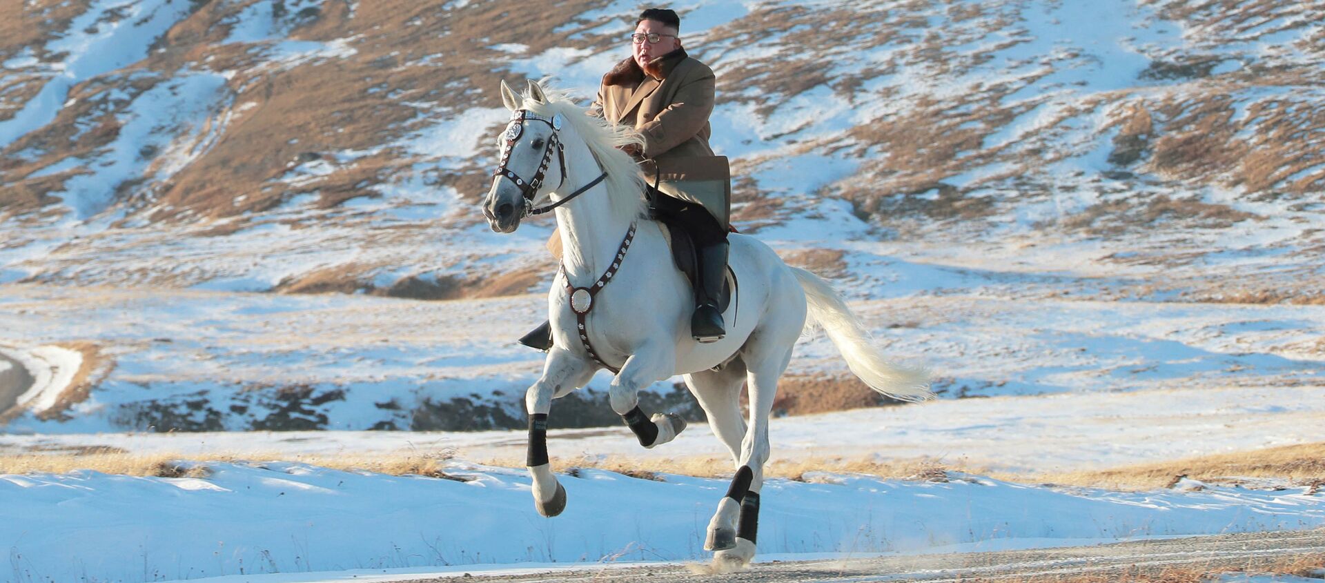 North Korean leader Kim Jong Un rides a horse during snowfall in Mount Paektu in this image released by North Korea's Korean Central News Agency (KCNA) on October 16, 2019 - Sputnik International, 1920, 16.10.2019
