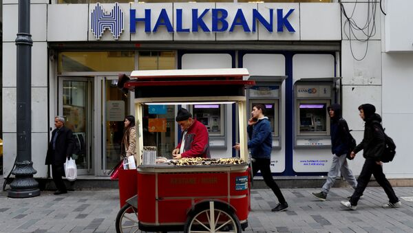 A street vendor sells roasted chestnuts in front of a branch of Halkbank in central Istanbul, Turkey, January 10, 2018 - Sputnik International