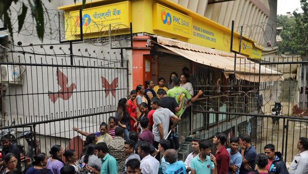 People wait outside a PMC (Punjab and Maharashtra Co-operative) Bank branch to withdraw their money in Mumbai, India, September 25, 2019 - Sputnik International