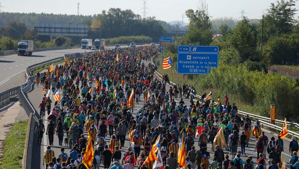 Protesters walk on the AP-7 highway near Girona, on October 16, 2019 - Sputnik International