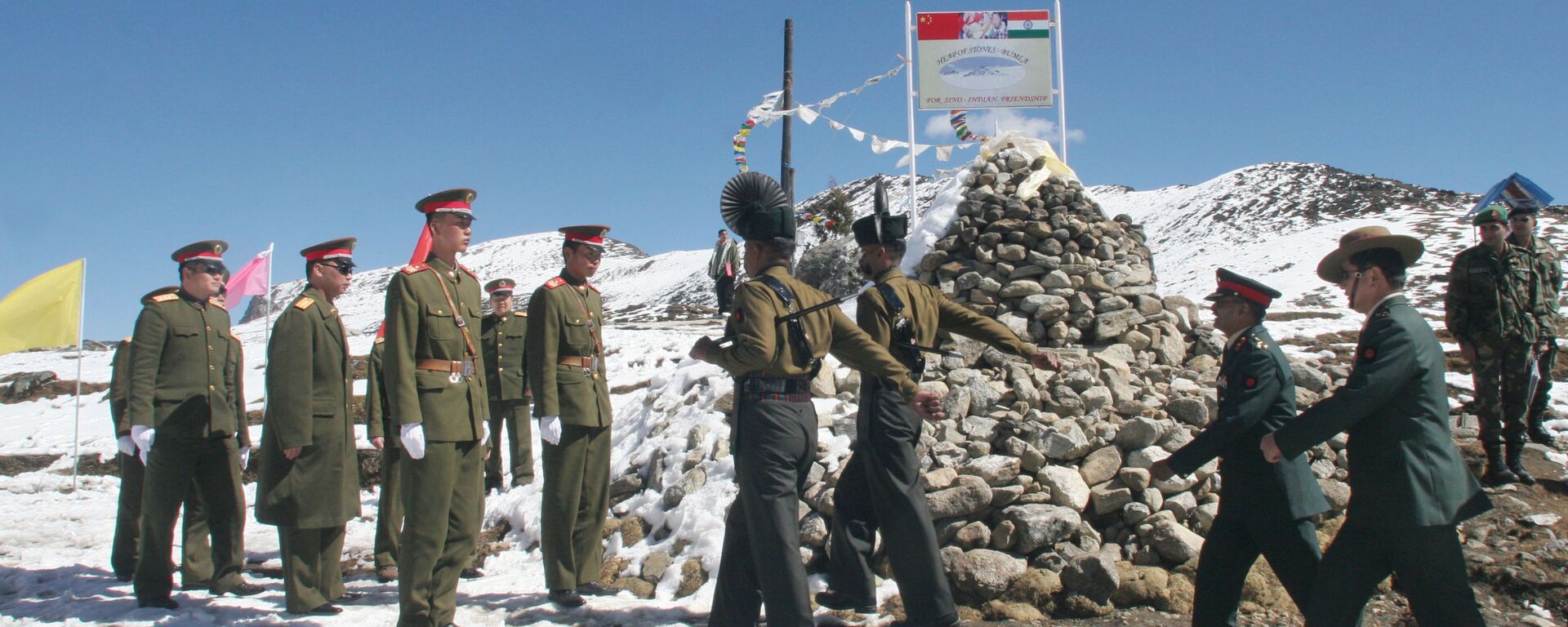 A delegation of the Indian Army, right, marches to meet the delegation of the Chinese army, left, at a Border Personnel Meeting (BPM) on the Chinese side of the Line of Actual Control at Bumla, Indo-China Border, 30 October 2006 - Sputnik International, 1920, 03.03.2021