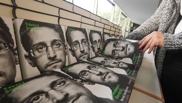 Copies of the book titled Permanent Record by US former CIA employee and whistleblower Edward Snowden are for sale on the sidelines of a video conference in that he spoke about the book on September 17, 2019 in Berlin - Sputnik International