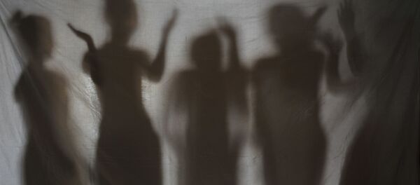 The shadows of five teenage girls rescued from a cyber sex (File) - Sputnik International