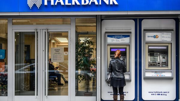 A woman uses an ATM machine at a branch of Turkish bank Halkbank on December 1, 2017 in Istanbul. - Sputnik International