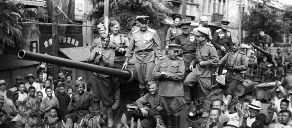 Soviet tank unit meets residents of Chinese city of Dalian after their liberation from Japanese occupation. 1945. - Sputnik International