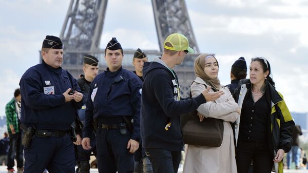 French mobile policemen talk with a Muslim woman control on the Trocadero square in Paris, on September 22, 2012 - Sputnik International