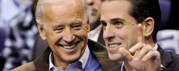 U.S. Vice President Joe Biden and his son Hunter Biden attend an NCAA basketball game between Georgetown University and Duke University in Washington, U.S., January 30, 2010. - Sputnik International