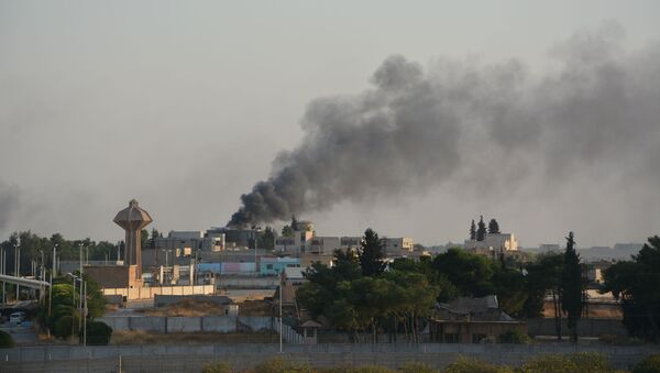 Smoke billows from fires on targets in Syria - Sputnik International