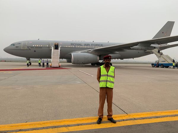 Prince William and His Wife Kate Unharmed After Their Plane Aborted Landing Twice in Pakistan - Sputnik International